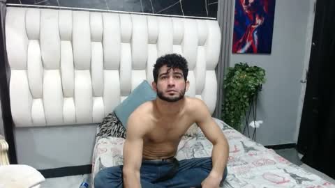 aaron_jones_1 online show from 05/20/26, 03:02