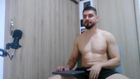 Aaron kwok online show from 11/01/25, 01:51