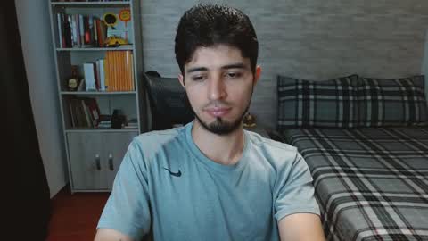 Snapshot of aaron_paul_ chatting on 09/27/25, 06:13 Aaron online show from 09/27/25, 06:13