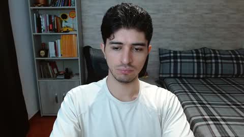 Snapshot of aaron_paul_ chatting on 11/04/25, 07:46 Aaron online show from 11/04/25, 07:46