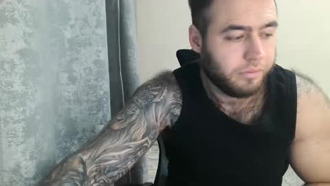 Snapshot of aaron_royal chatting on 12/17/25, 05:19 Davin tayl online show from 12/17/25, 05:19