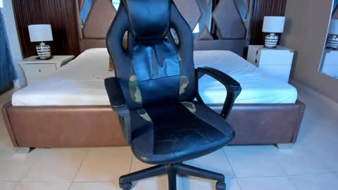 Snapshot of aaron_whitee chatting on 12/05/24, 09:17 Aaron online show from 12/05/24, 09:17