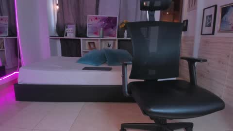 Snapshot of aaron_whitee chatting on 12/23/24, 09:51 Aaron online show from 12/23/24, 09:51