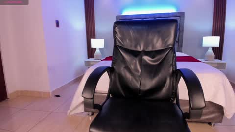 Snapshot of aaron_whitee chatting on 01/14/25, 11:58 Aaron online show from 01/14/25, 11:58