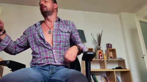Aaron online show from 05/20/26, 06:52