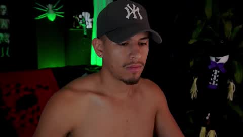 Snapshot of aaronfox_ chatting on 10/20/25, 01:00 AARON  online show from 10/20/25, 01:00