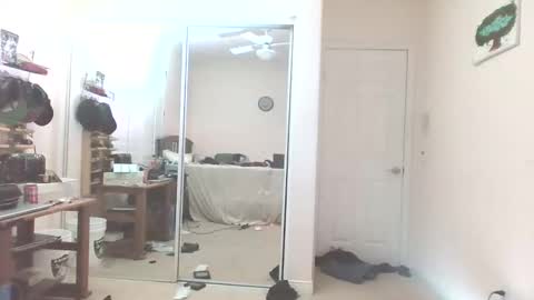 Snapshot of aaronprezent chatting on 12/04/25, 06:55 aaronprezent online show from 12/04/25, 06:55