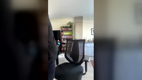 Snapshot of aarosteev chatting on 12/16/25, 06:13 Jason online show from 12/16/25, 06:13