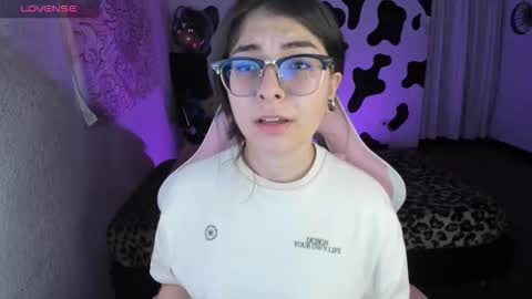 Snapshot of abbie_senjen chatting on 11/30/25, 12:47 April online show from 11/30/25, 12:47