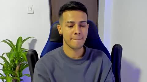 Independence model AbelAsburgo online show from 03/07/25, 11:49