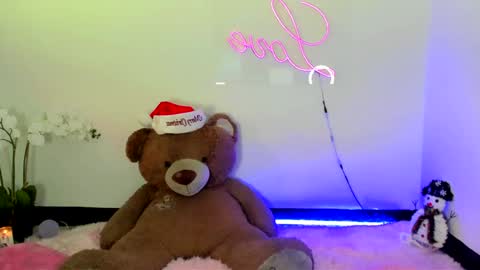 Snapshot of abellaconnor chatting on 12/31/24, 09:06 Abella and Kendra online show from 12/31/24, 09:06
