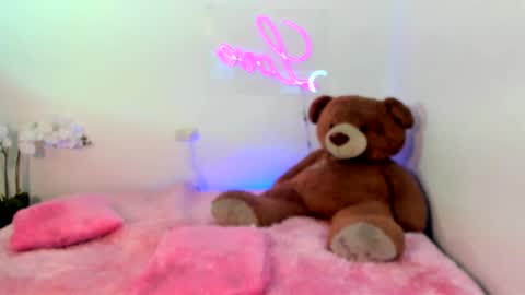 Snapshot of abellaconnor chatting on 01/09/25, 07:18 Abella and Kendra online show from 01/09/25, 07:18