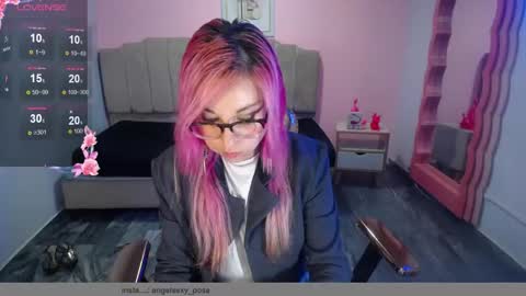 abril_ch_ online show from 10/28/25, 10:52