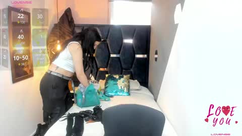 Snapshot of abril_fox__ chatting on 05/27/26, 08:28 Abril Fox online show from 05/27/26, 08:28