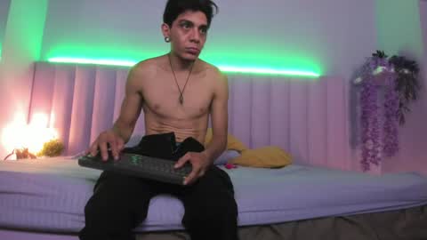 Abril and Julian online show from 07/16/26, 11:44
