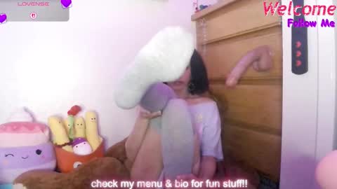 Peach online show from 11/22/25, 02:43