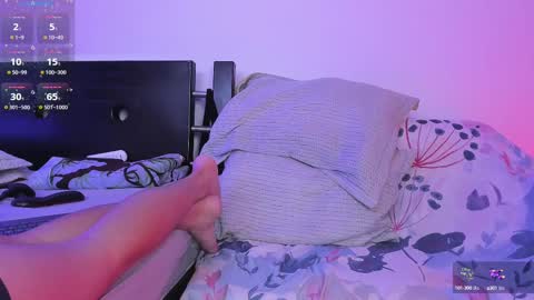 centric independent model   online show from 10/03/25, 06:38