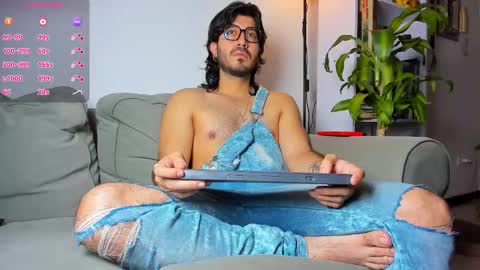 Snapshot of ackerman_eren_ chatting on 11/24/25, 10:37 R. online show from 11/24/25, 10:37