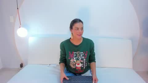 Snapshot of ada_monroe10 chatting on 12/19/25, 02:02 online show from 12/19/25, 02:02