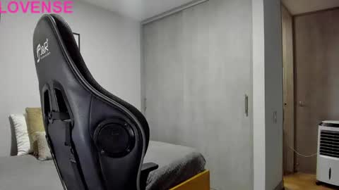 Snapshot of adam_clarke chatting on 10/19/25, 09:04 adam clarke online show from 10/19/25, 09:04