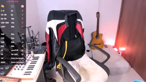 Snapshot of adam_rocket chatting on 11/01/25, 01:24 Adam online show from 11/01/25, 01:24