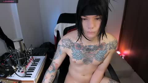 Snapshot of adam_rocket chatting on 11/02/25, 01:35 Adam online show from 11/02/25, 01:35