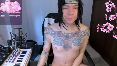 Snapshot of adam_rocket chatting on 11/15/25, 01:40 Adam online show from 11/15/25, 01:40