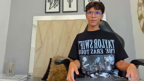 Snapshot of adams_bobby chatting on 11/02/25, 11:23 Adams Bobby online show from 11/02/25, 11:23