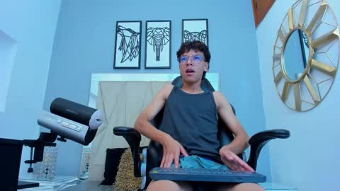 Snapshot of adams_bobby chatting on 11/06/25, 01:01 Adams Bobby online show from 11/06/25, 01:01