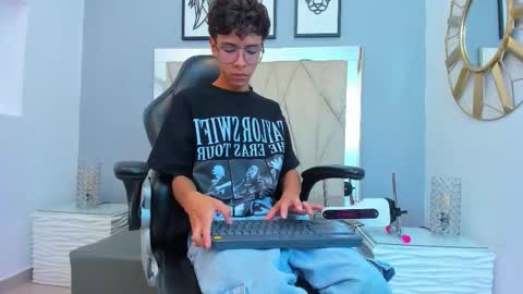 Snapshot of adams_bobby chatting on 11/10/25, 12:04 Adams Bobby online show from 11/10/25, 12:04