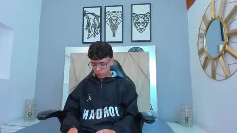 Snapshot of adams_bobby chatting on 11/11/25, 11:32 Adams Bobby online show from 11/11/25, 11:32