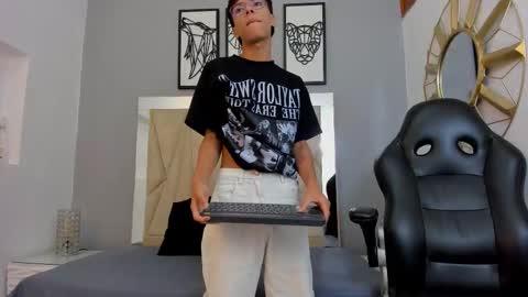 Snapshot of adams_bobby chatting on 11/18/25, 11:47 Adams Bobby online show from 11/18/25, 11:47