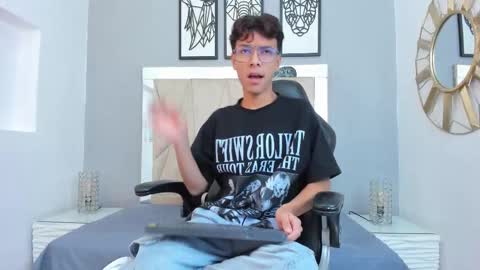 Snapshot of adams_bobby chatting on 11/21/25, 11:31 Adams Bobby online show from 11/21/25, 11:31