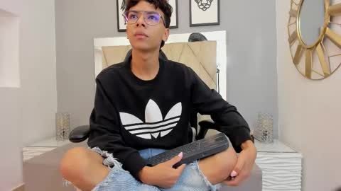 Snapshot of adams_bobby chatting on 12/04/25, 11:30 Adams Bobby online show from 12/04/25, 11:30