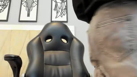 Adams Bobby online show from 04/25/26, 11:13