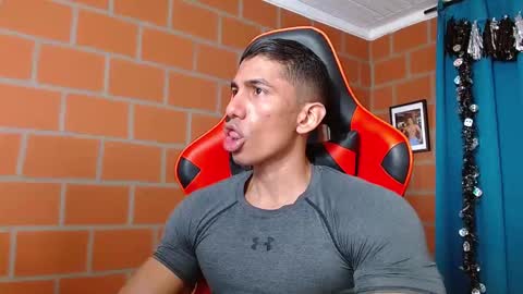Snapshot of adan_sin1 chatting on 12/14/24, 03:58 Adan Sin online show from 12/14/24, 03:58