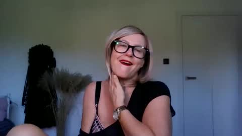 adelemilf40 online show from 09/27/25, 07:02