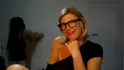 adelemilf40 online show from 10/02/25, 06:26