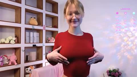 Snapshot of adelin_frosty chatting on 10/27/25, 02:10 Adelin online show from 10/27/25, 02:10
