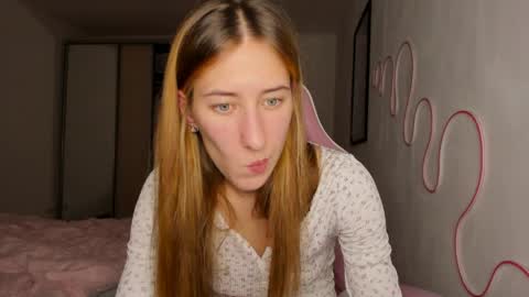 Snapshot of adellqueen chatting on 06/08/26, 09:37 Adell online show from 06/08/26, 09:37