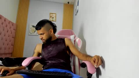 adri_sexboy229 online show from 09/25/25, 02:04