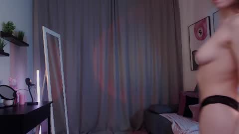 Snapshot of adria_arjona chatting on 06/25/26, 05:12 Eva online show from 06/25/26, 05:12