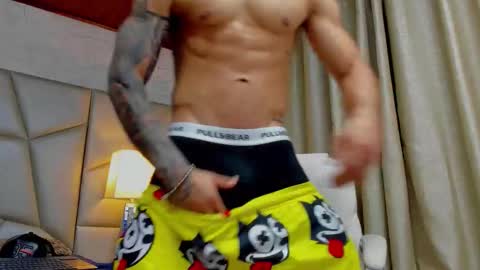 Snapshot of adrian_rae chatting on 11/15/25, 06:04 online show from 11/15/25, 06:04