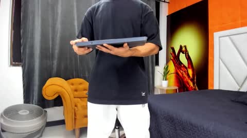 Snapshot of adrian_rae chatting on 11/17/25, 05:52 online show from 11/17/25, 05:52