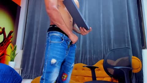 Snapshot of adrian_rae chatting on 11/26/25, 07:15 online show from 11/26/25, 07:15