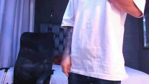 Snapshot of adrian_rae chatting on 11/29/25, 12:08 online show from 11/29/25, 12:08