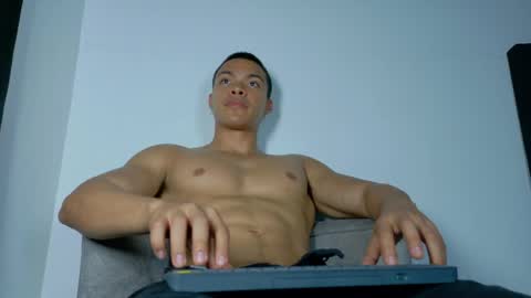 adriel_escalante online show from 05/12/26, 05:26