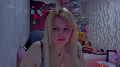 adriiana_fox_ online show from 06/08/26, 11:27