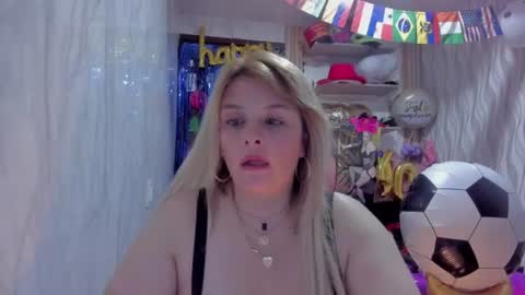 adriiana_fox_ online show from 06/16/26, 11:07