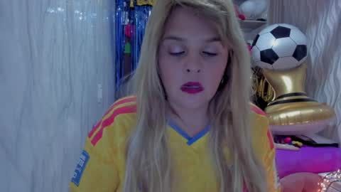 adriiana_fox_ online show from 06/17/26, 06:20